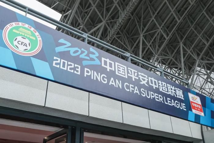 报道称，虽然有传言说安切洛蒂将离开皇马执教巴西国家队，但皇马消息人士告诉该媒体，本赛季至今，皇马对安切洛蒂的工作非常满意，目前已经非常接近签署续约协议。